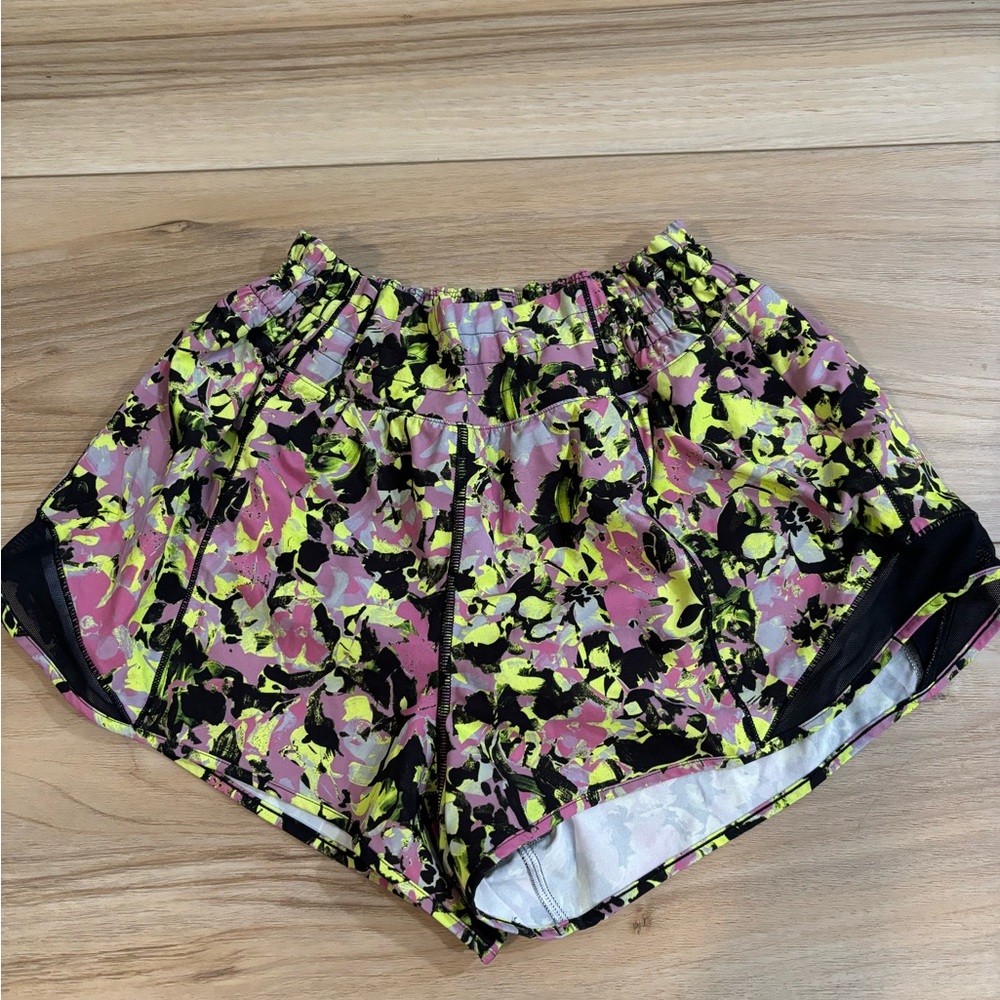 LULULEMON HOTTY HOT HIGH RISE SHORT 4",  INFLECTED HIGHLIGHT